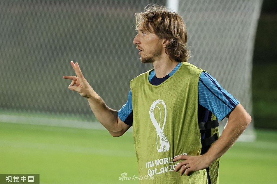 美女与男子积积对积积竟然在广场上当众表演惊险舞蹈(图2)