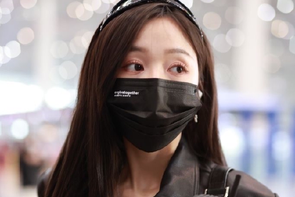 美女与男子积积对积积竟然在广场上当众表演惊险舞蹈(图1)