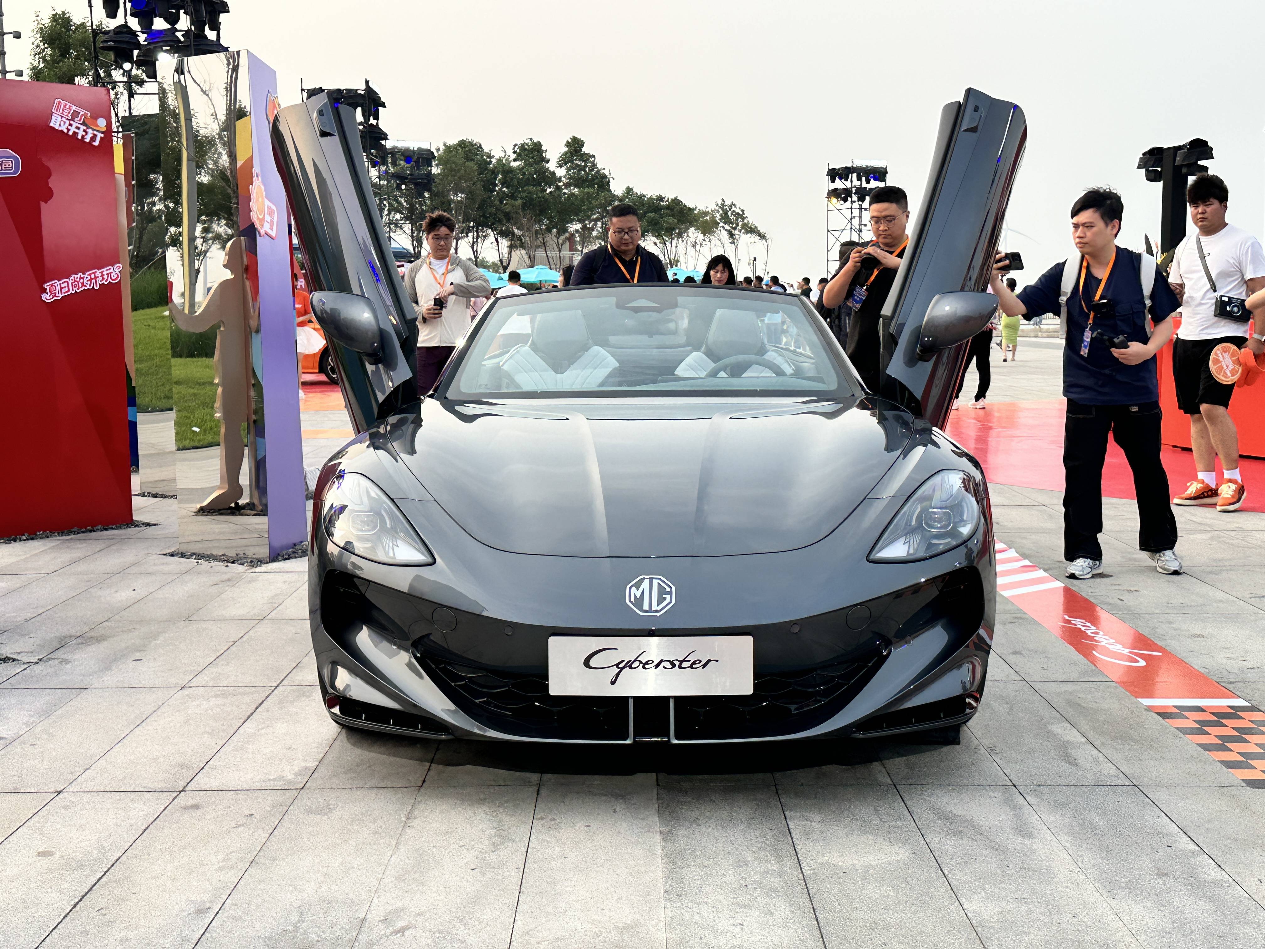 MG Cyberster 2026款售3198万元开放红篷选装(图1)