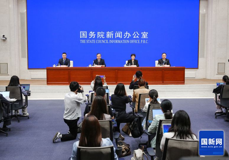 国务院新闻办就2025年上半年工业和信息化发展情况举行发布会(图1)