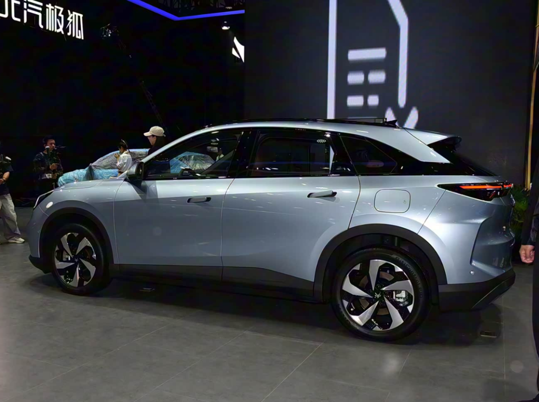 代表全新阿尔法T5(图2)